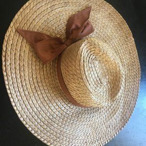 Large brim straw hat